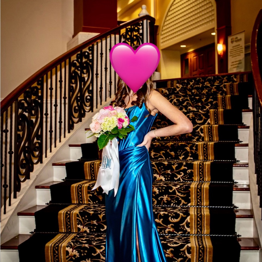 Stunning turquoise blue Sherri Hill formal how.